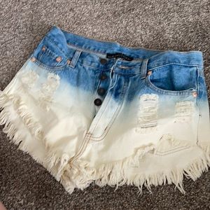 Size M. Button up short shorts.